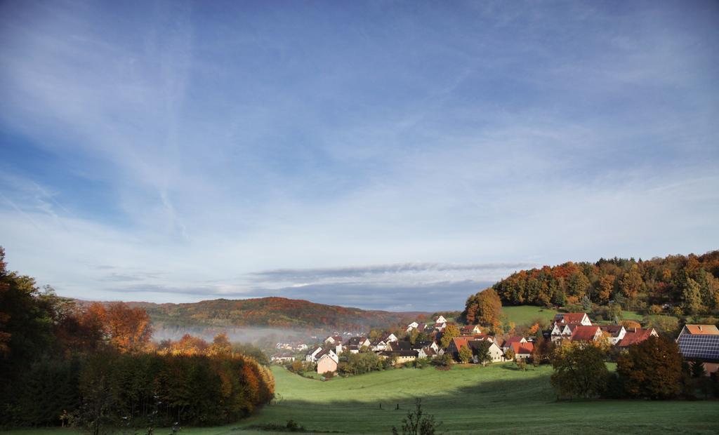 Landidyll Hotel Zum Alten Schloss Kirchensittenbach Ruang foto