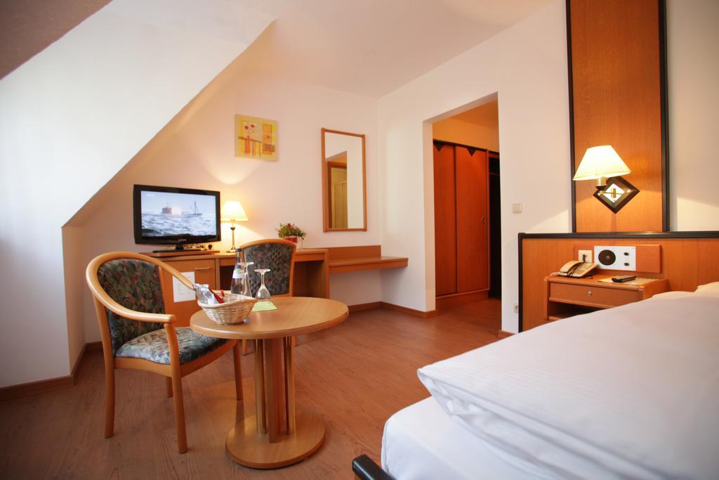 Landidyll Hotel Zum Alten Schloss Kirchensittenbach Ruang foto