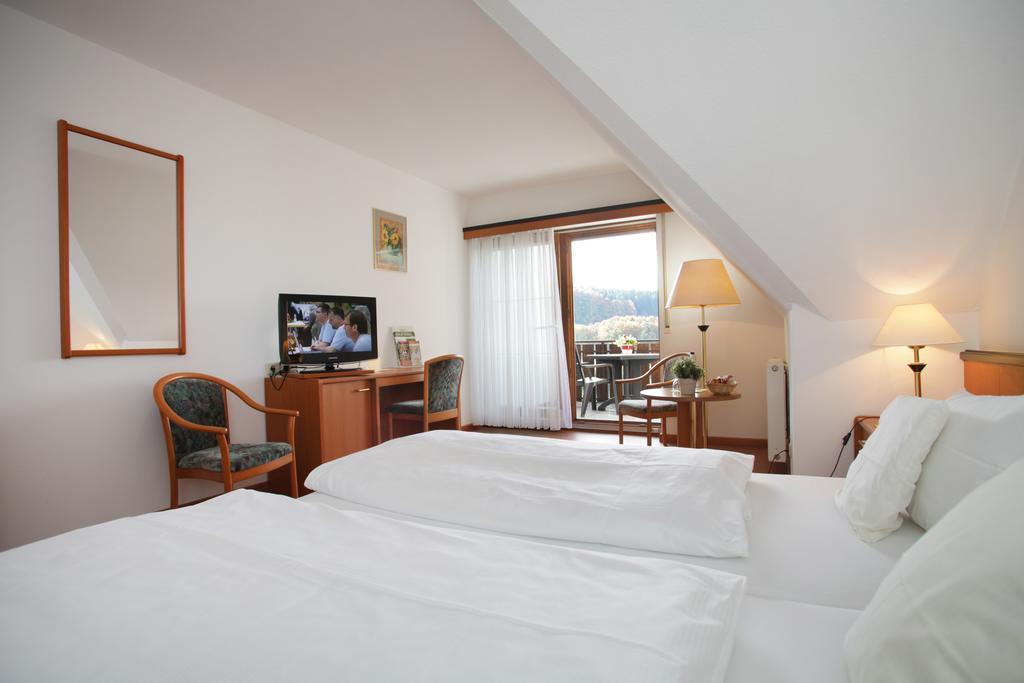 Landidyll Hotel Zum Alten Schloss Kirchensittenbach Ruang foto